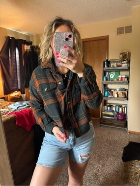 American eagle Green & Rust Plaid Button-Up flannel cropped